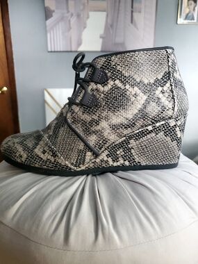 Tom's Wedge Ankle Booties in Snake Print 9.5W